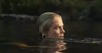 Novo filme com Charlize Theron e Taron Egerton tem trailer revelado