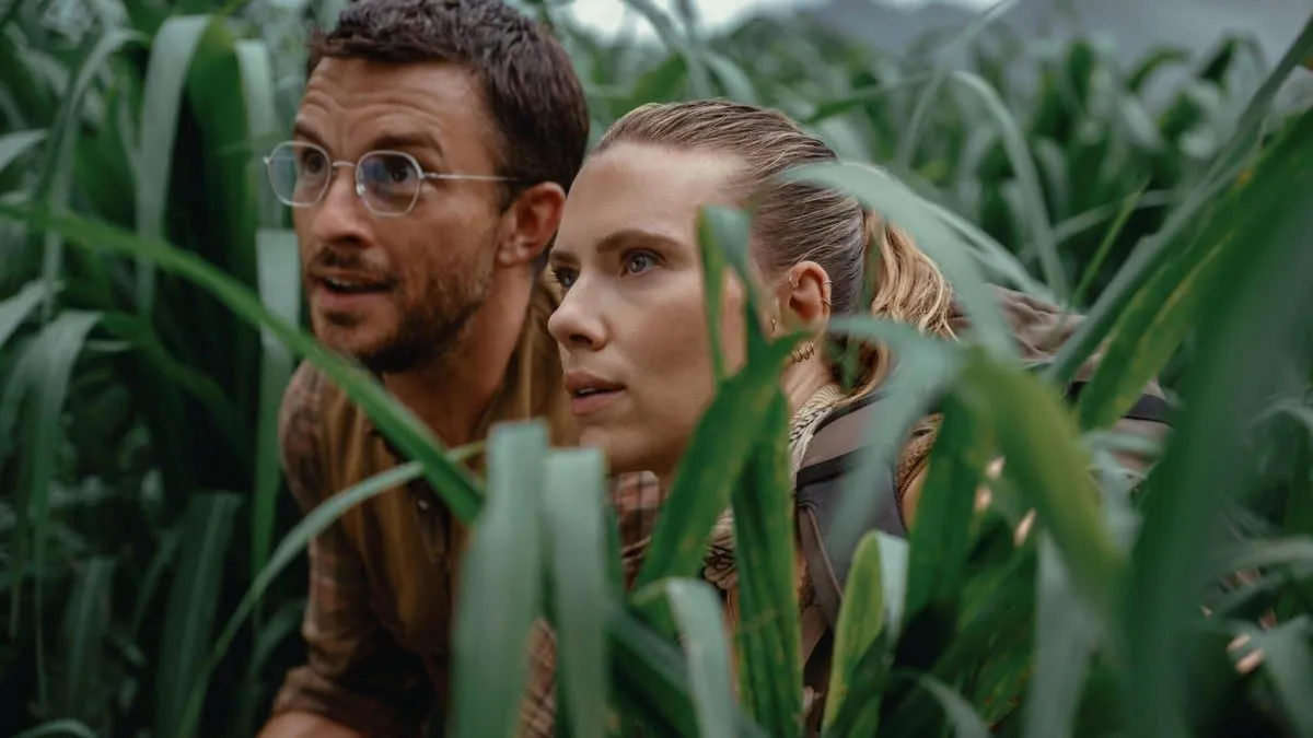 Scarlett Johansson e Jonathan Bailey em Jurassic World no Prime Video