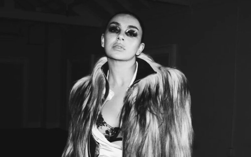 Charli XCX inicia era agressiva no vibrante single "Rock Music