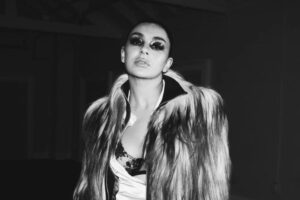 Charli XCX lança “SS26”, novo single do próximo álbum
