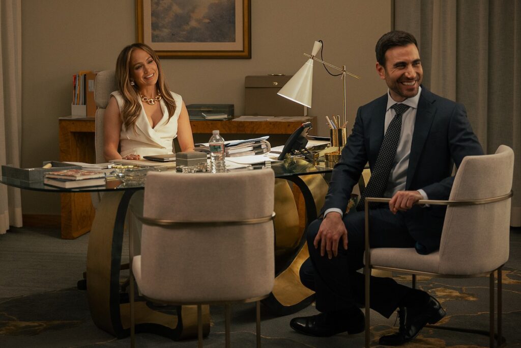Jennifer Lopez e Brett Goldstein em novo cartaz de 'Paixão de Escritório