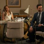 Jennifer Lopez e Brett Goldstein em novo cartaz de 'Paixão de Escritório