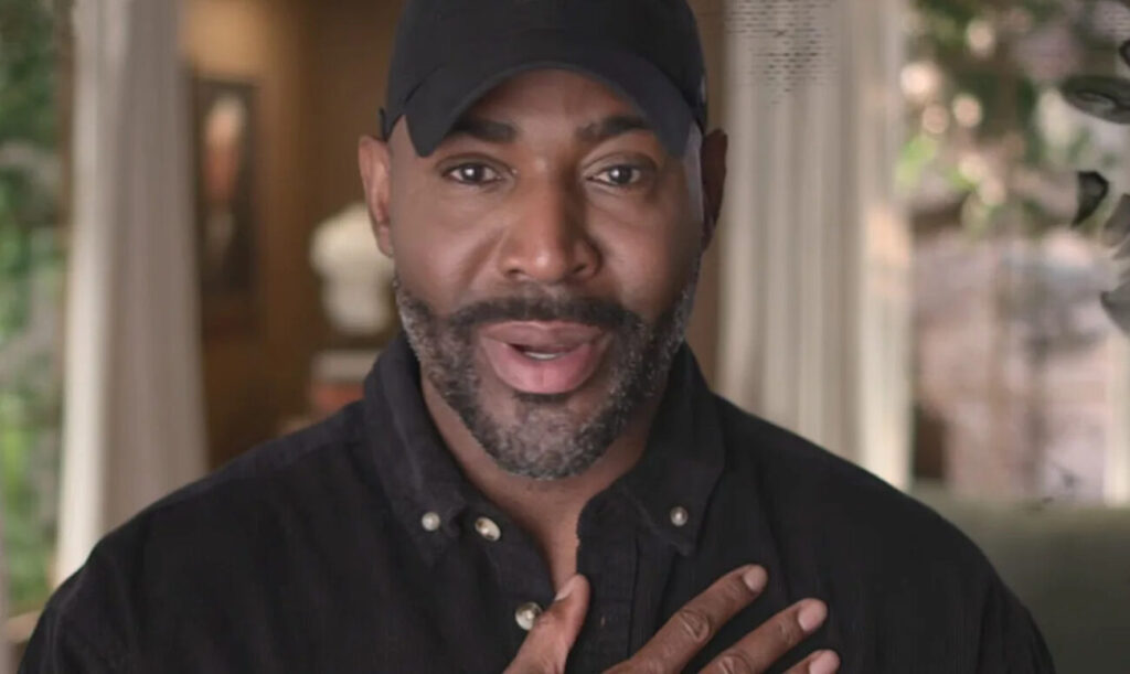 Karamo Brown revela bastidores tóxicos de 'Queer Eye