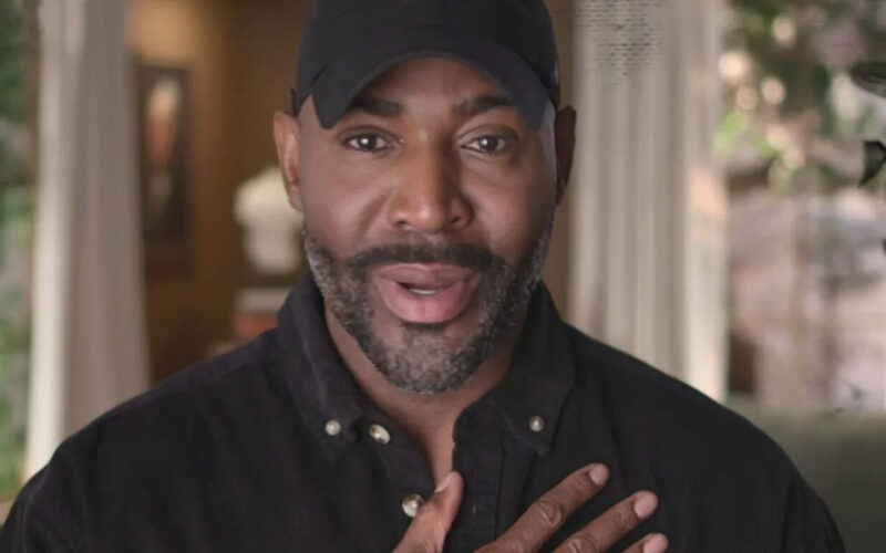Karamo Brown revela bastidores tóxicos de 'Queer Eye