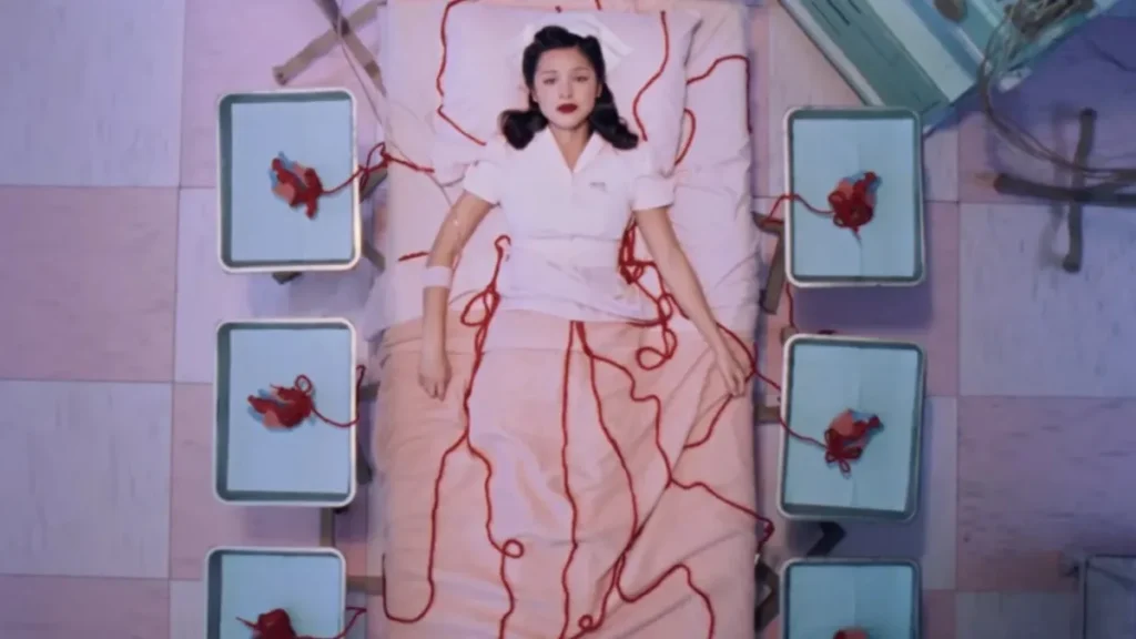 Olivia Rodrigo revela bastidores do clipe de “the cure”