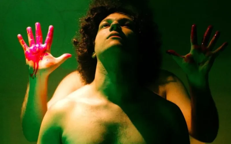 Labirinto dos Garotos Perdidos: Peter Pan guia drama queer