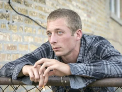 Jeremy Allen White apoia proibição de redes sociais a menores no Reino Unido