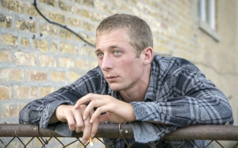 Jeremy Allen White apoia proibição de redes sociais a menores no Reino Unido