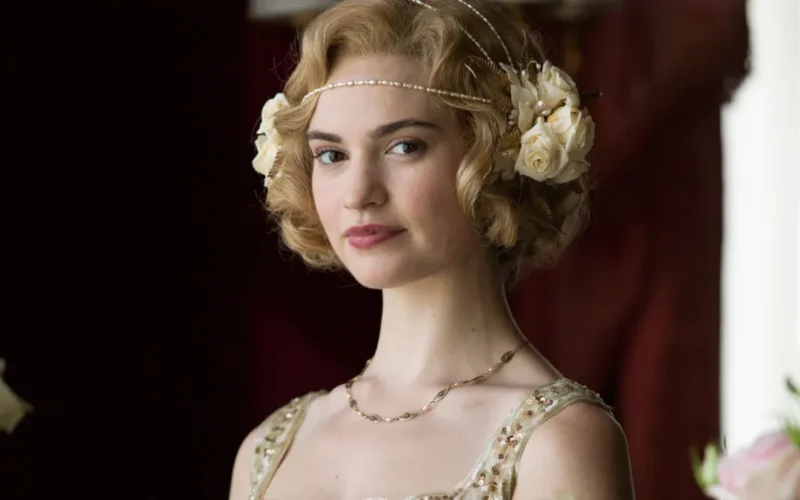 Lily James estrelará 'Seasons', terror do diretor de 'Acompanhante Perfeita