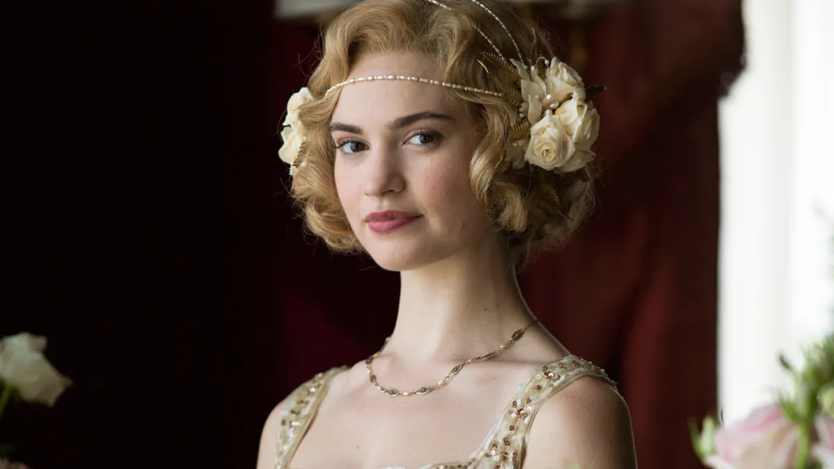Lily James estrelará 'Seasons', terror do diretor de 'Acompanhante Perfeita