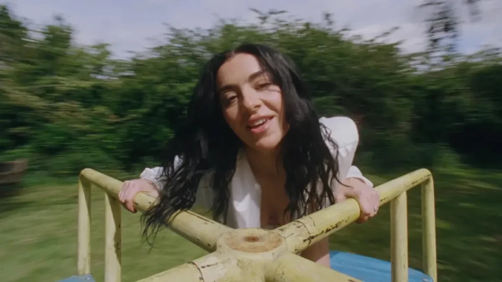 Charli XCX aposta no pop-rock com single vibrante “Wink Wink”