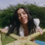 Charli XCX aposta no pop-rock com single vibrante “Wink Wink”