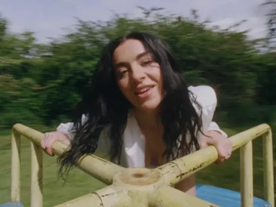 Charli XCX aposta no pop-rock com single vibrante “Wink Wink”