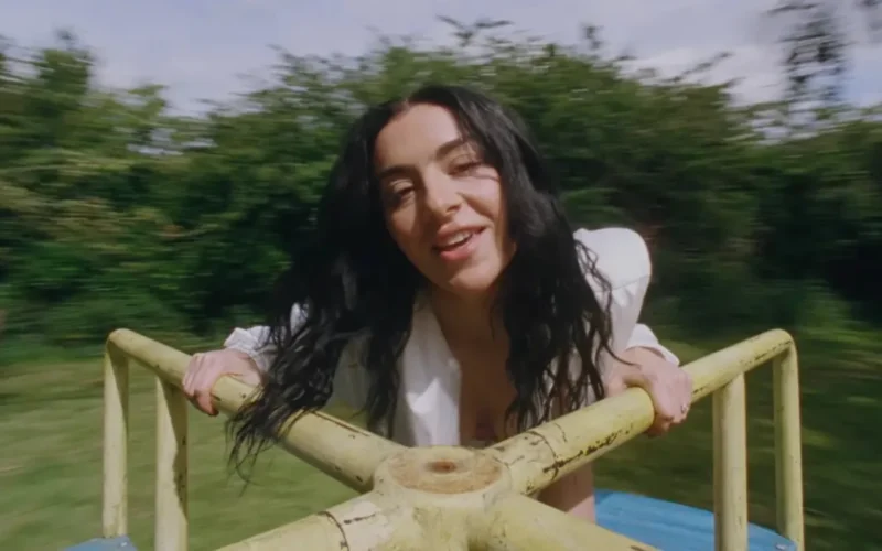 Charli XCX aposta no pop-rock com single vibrante “Wink Wink”