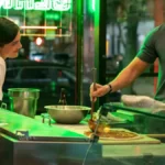 Monica Barbaro e Callum Turner em trailer de Só por Uma Noite