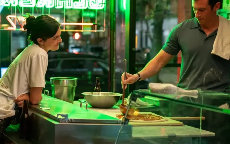 Monica Barbaro e Callum Turner em trailer de Só por Uma Noite