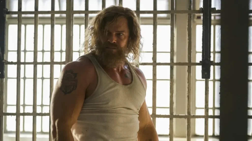 Alan Ritchson destrói tudo em clipe inédito de ‘Motor City’