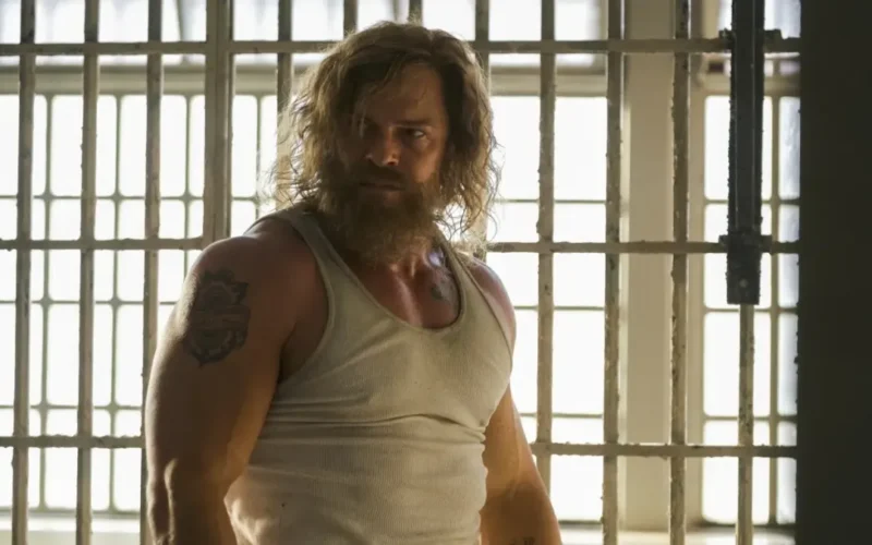 Alan Ritchson destrói tudo em clipe inédito de ‘Motor City’