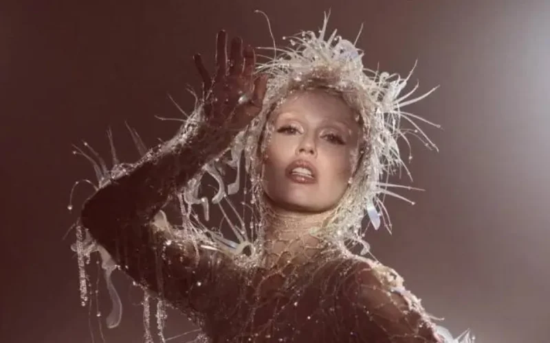 Miley Cyrus lança filme de 'Something Beautiful'; assista