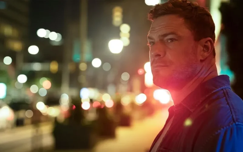 Reacher 4: Alan Ritchson foge em clipe inédito; estreia em agosto
