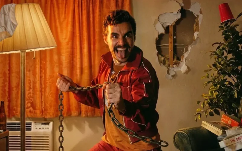 Comédia 'Idiotas' com Dave Franco ganha trailer dublado e data no Brasil