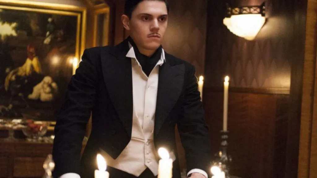Ryan Murphy rasga elogios a Evan Peters em AHS
